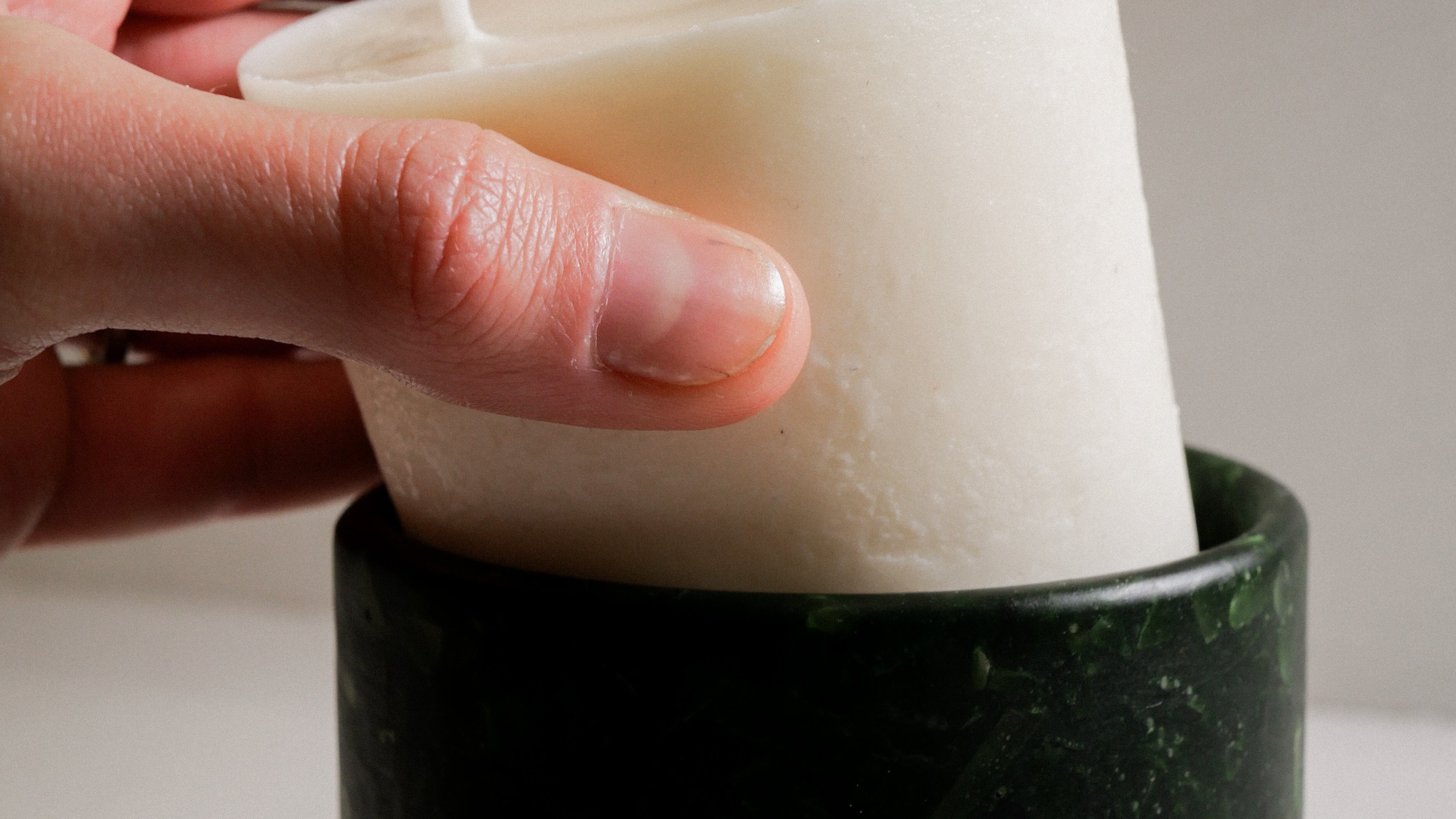 Comment nettoyer un pot à bougie ?