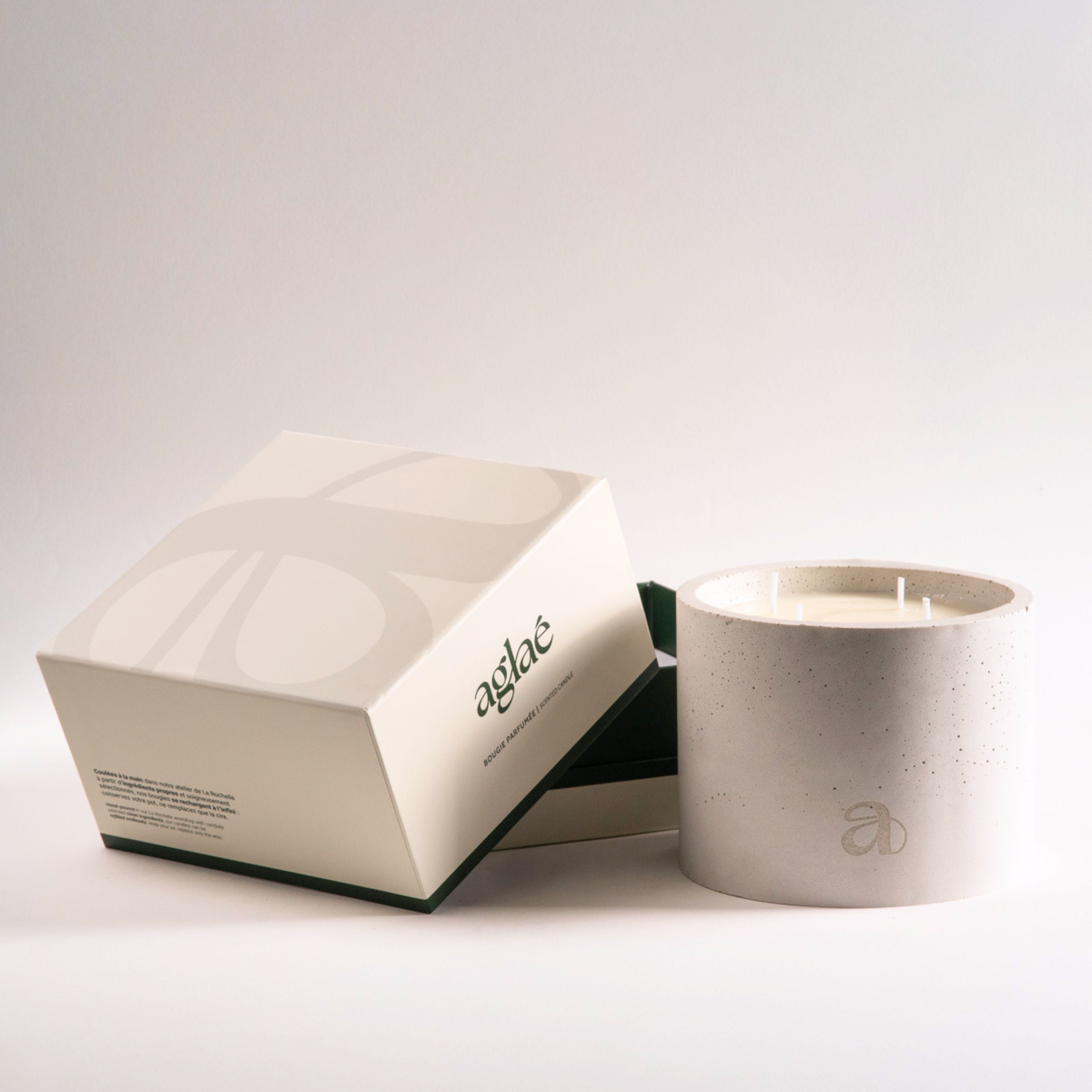 grande bougie parfumée au musc blanc et sa boite cadeau