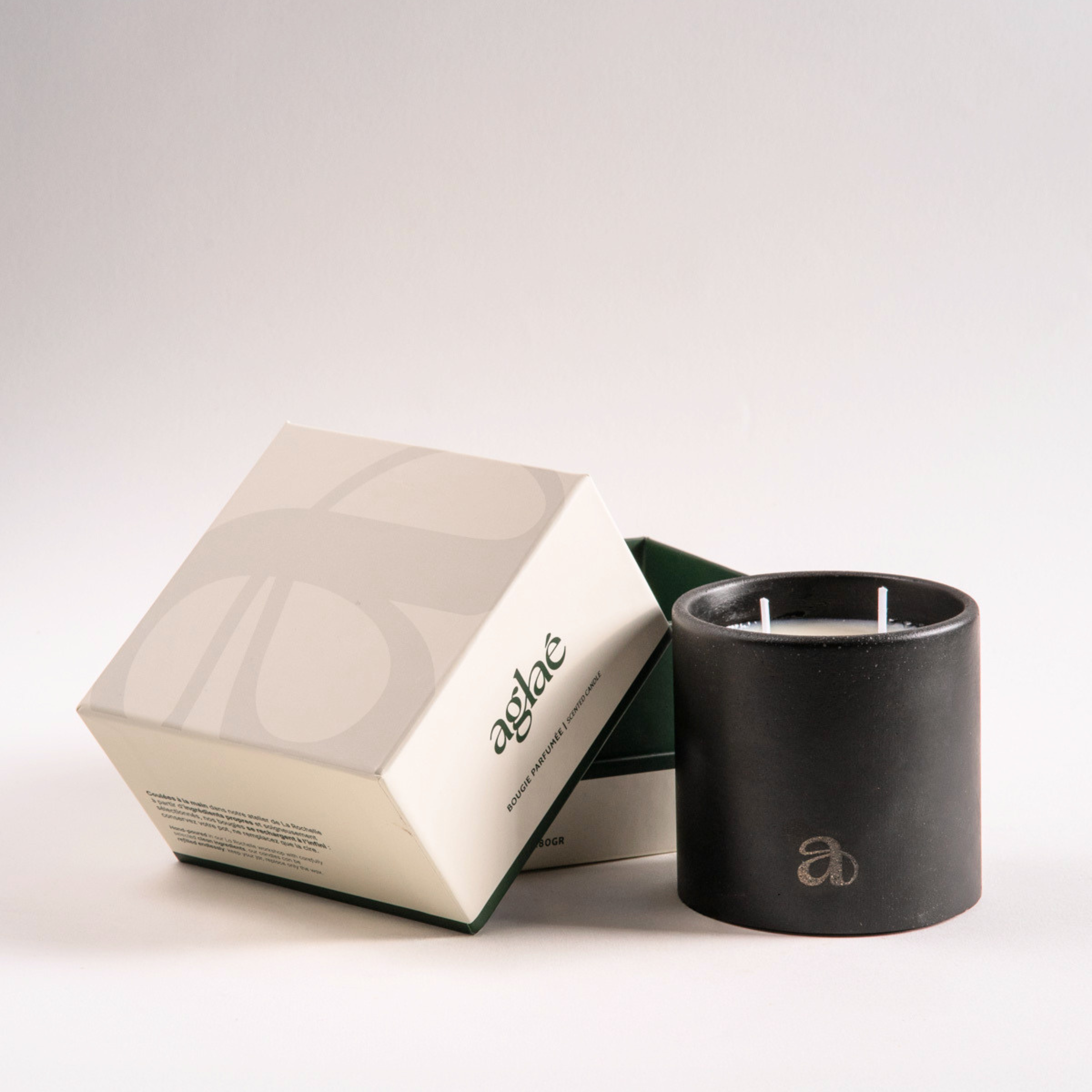 moyenne bougie parfumée bois de oud coulée dans notre atelier à la rochelle