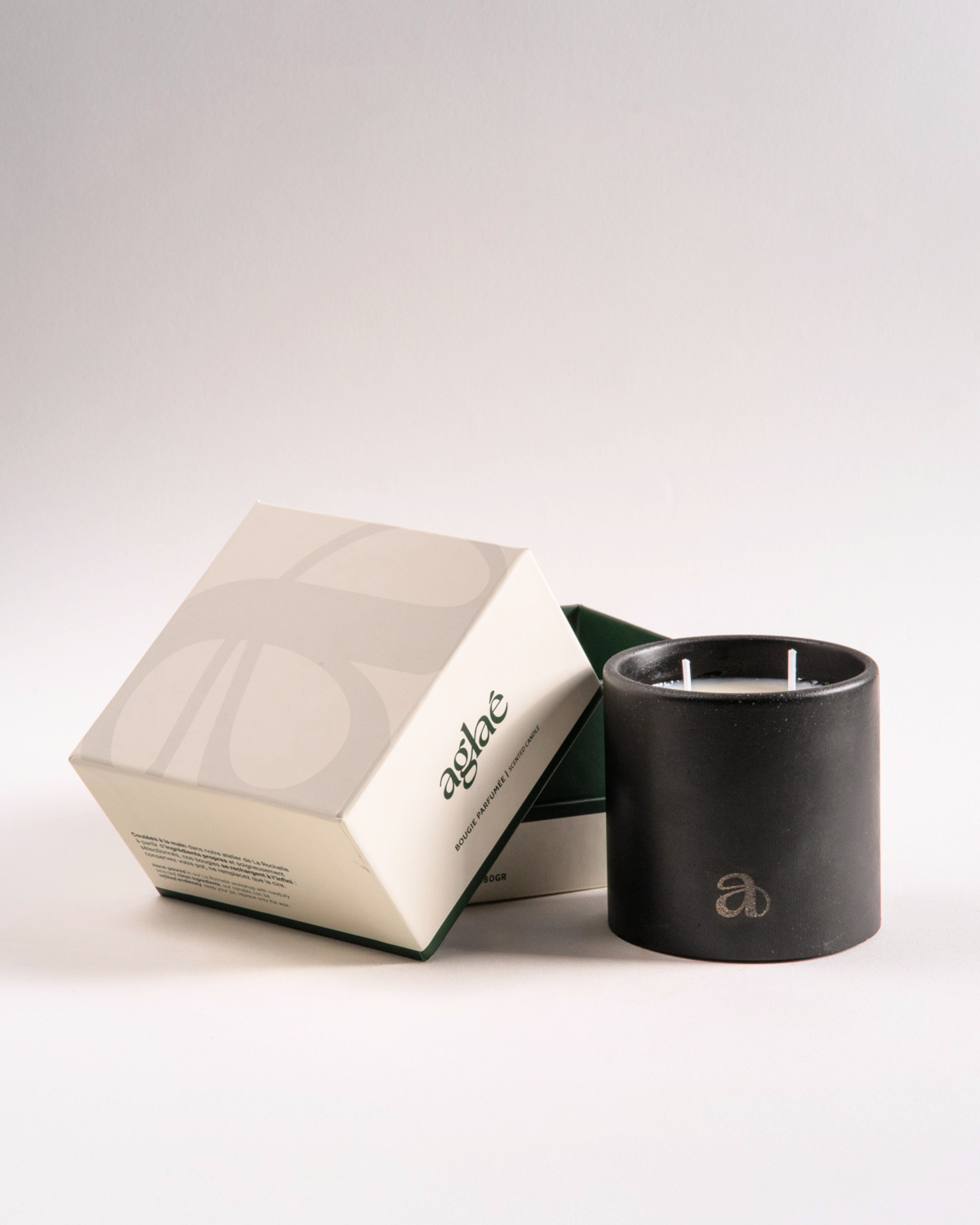 moyenne bougie parfumée bois de oud coulée dans notre atelier à la rochelle