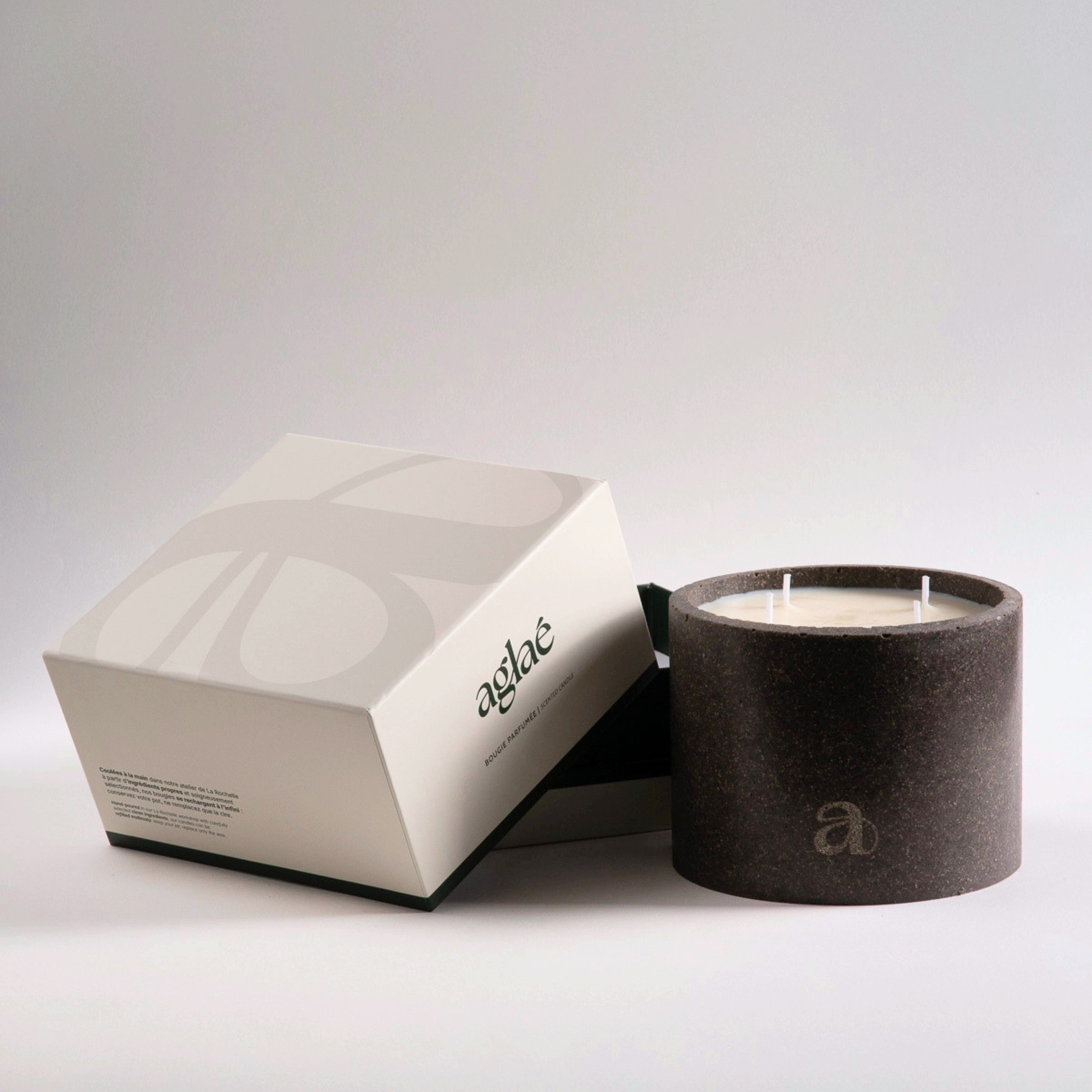 grande bougie parfumée au thé noir et sa boite cadeau